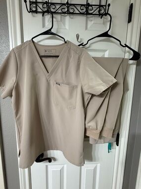 Figs LARGE Jogger Scrub Set in Boulder